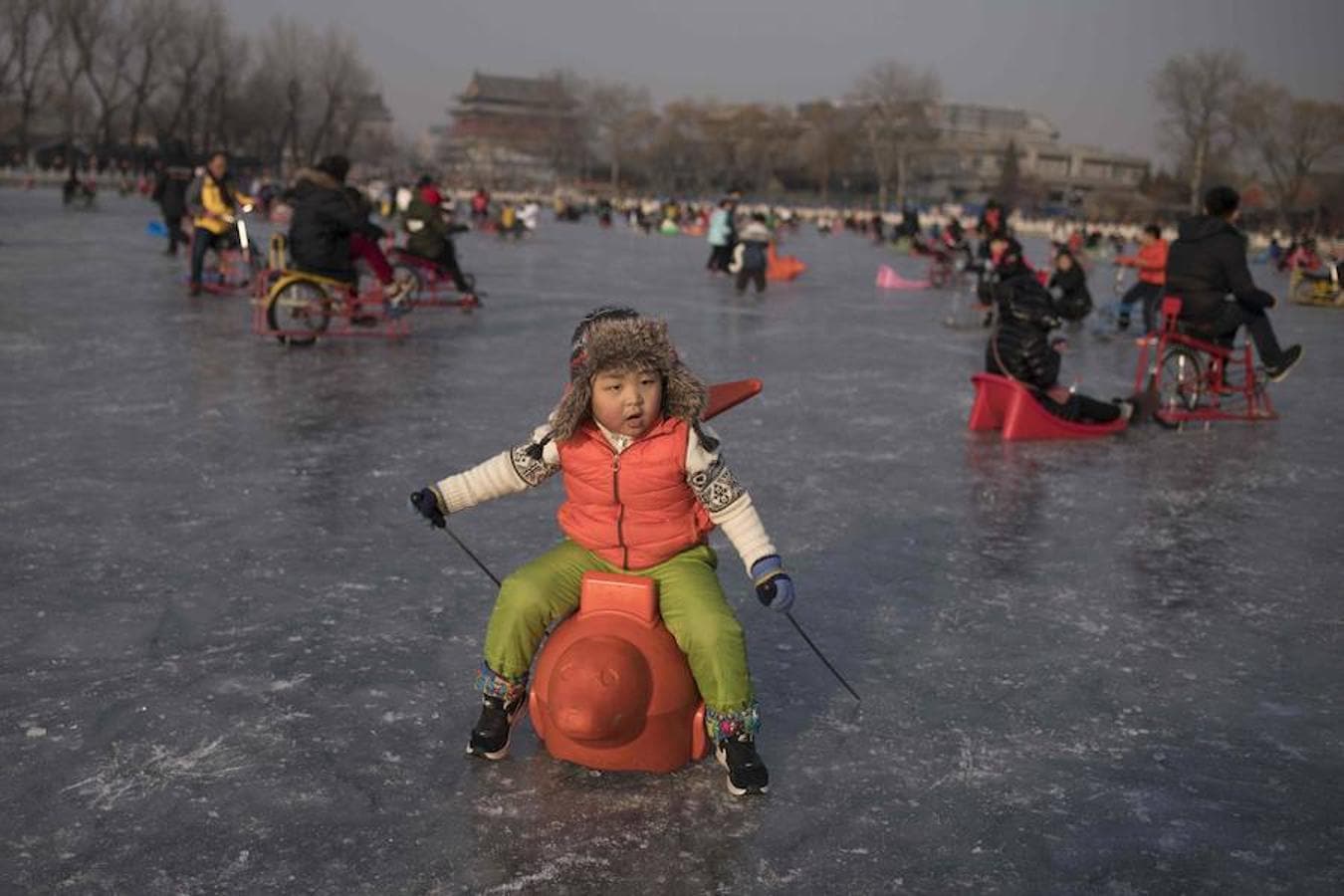 Familias disfrutan del patinaje sobre el congelado lago Hou Hai en Benijing antes del Año Nuevo Lunar. China marcará el comienzo del Año Nuevo Lunar el 16 de febrero, marcando el comienzo del Año del Perro.