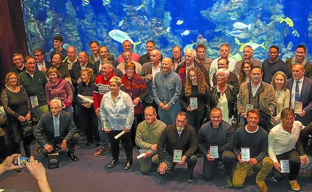 Foto de familia de los distintos premiados en la segunda edición de la gala que organiza la Asociación de Federaciones Deportivas de Gipuzkoa. 
