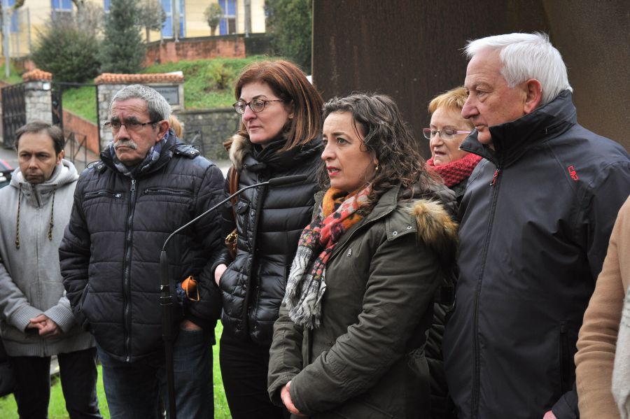 El PSE-EE rinde homenaje a Joseba Pagazaurtundua, jefe de la Policía Local de Andoain, al cumplirse el decimoquinto aniversario de su asesinato a manos de ETA. Ante la escultura "La casa de Joseba"