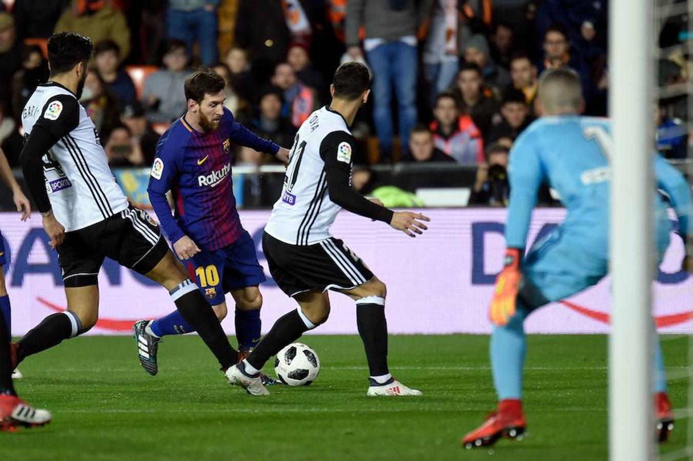 El Barcelona disputará su quinta final de Copa del Rey consecutiva, tras imponerse al Valencia en Mestalla (0-2) con tantos de Coutinho y Rakitic.