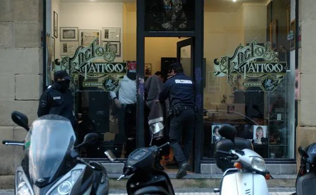El tatuador fue detenido el martes por agentes de la Guardia Municipal de San Sebastián.