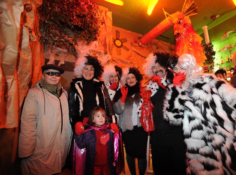 Eibar vive sus carnavales con la celebración de su Jueves Gordo con gran ambiente en las calles.