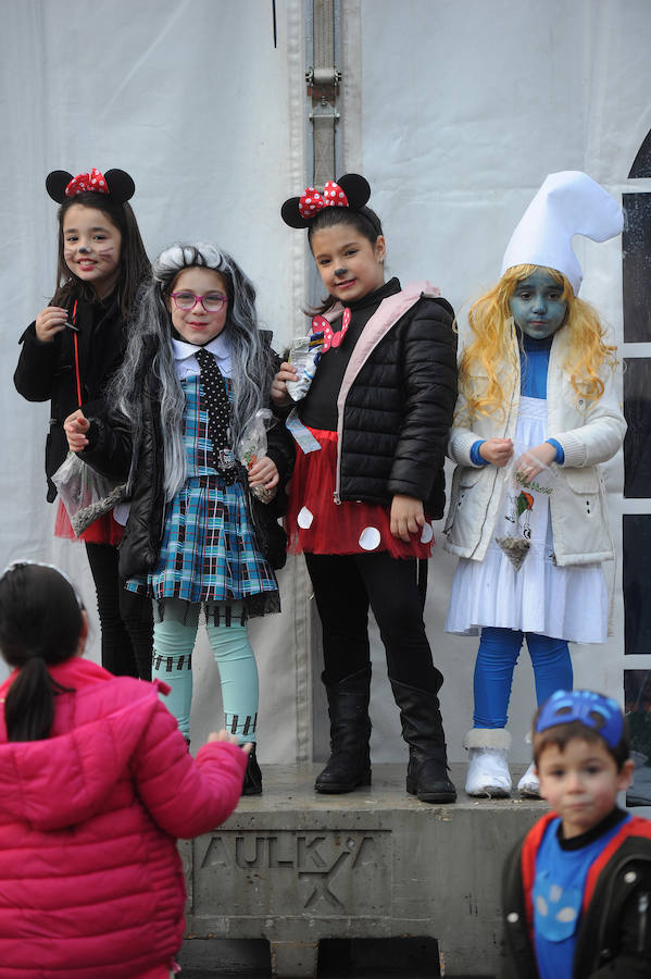 Eibar vive sus carnavales con la celebración de su Jueves Gordo con gran ambiente en las calles.