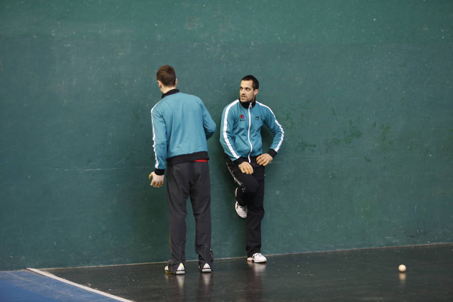 Los ocho pelotaris que siguen adelante en el Campeonato de Parejas se han dado cita este jueves en el frontón Beotibar de Tolosa para la elección de material. El lunes será el turno de Elezkano II-Rezusta contra Laso-Albisu, y el martes Bengoetxea VI-Larunbe contra Altuna III-Martija.