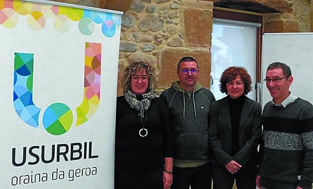 Udal ordezkari eta teknikariak atzo egindako agerraldian. 