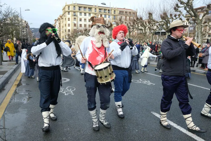 Euskal Herri Inauteria, desfile organizado por Kemen Dantza taldea, ha dado el distoletazo de salida a los carnavales de Irun. Partiendo desde la plaza Pio XII, el grupo ha recorrido e centro de la ciudad. 