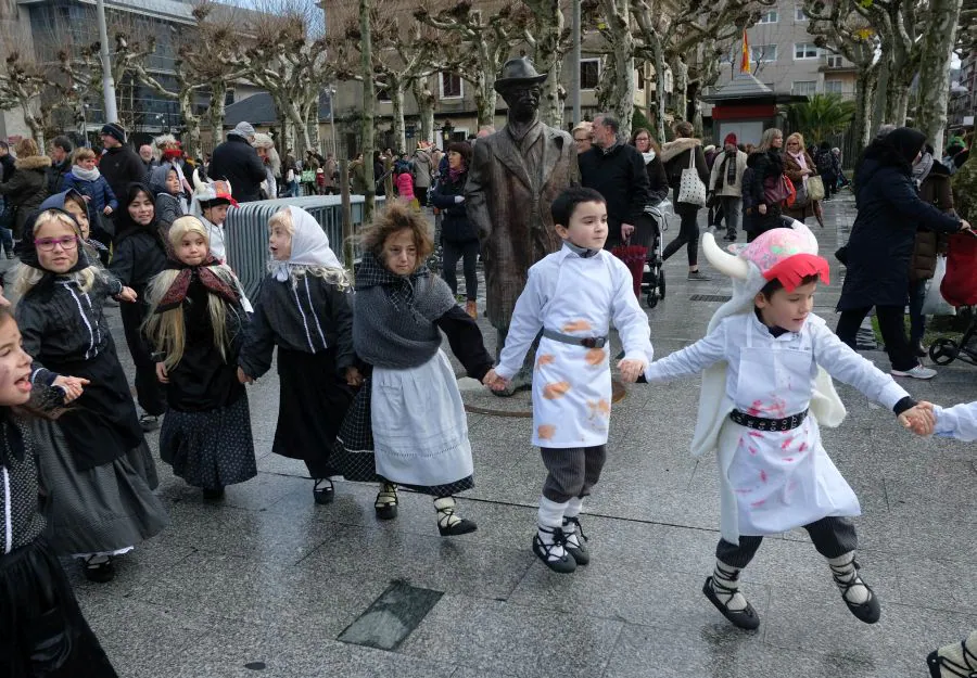 Euskal Herri Inauteria, desfile organizado por Kemen Dantza taldea, ha dado el distoletazo de salida a los carnavales de Irun. Partiendo desde la plaza Pio XII, el grupo ha recorrido e centro de la ciudad. 
