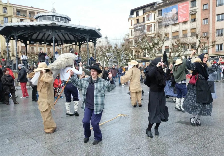 Euskal Herri Inauteria, desfile organizado por Kemen Dantza taldea, ha dado el distoletazo de salida a los carnavales de Irun. Partiendo desde la plaza Pio XII, el grupo ha recorrido e centro de la ciudad. 