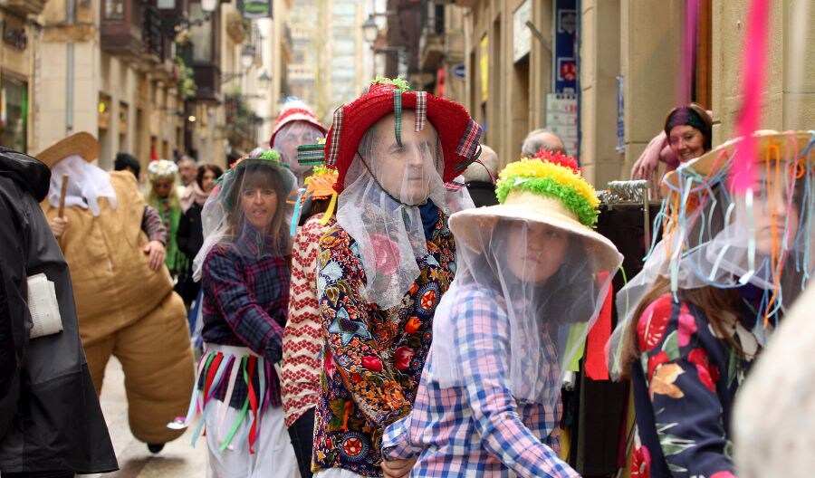 Con disfraces tradicionales o modernos, miles de personas animan las calles de San Sebastián.