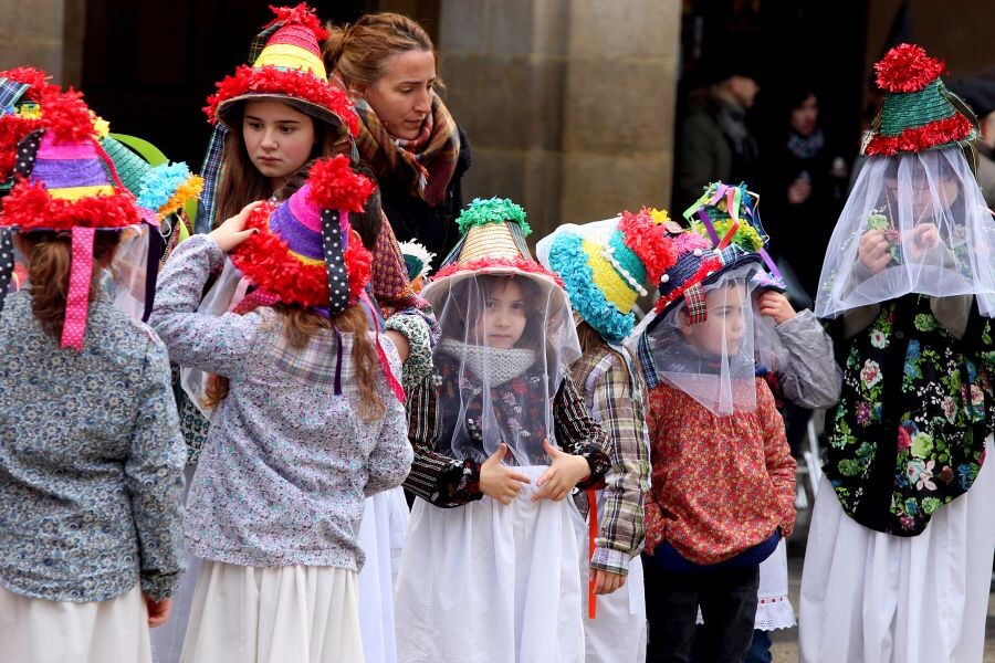 Con disfraces tradicionales o modernos, miles de personas animan las calles de San Sebastián.