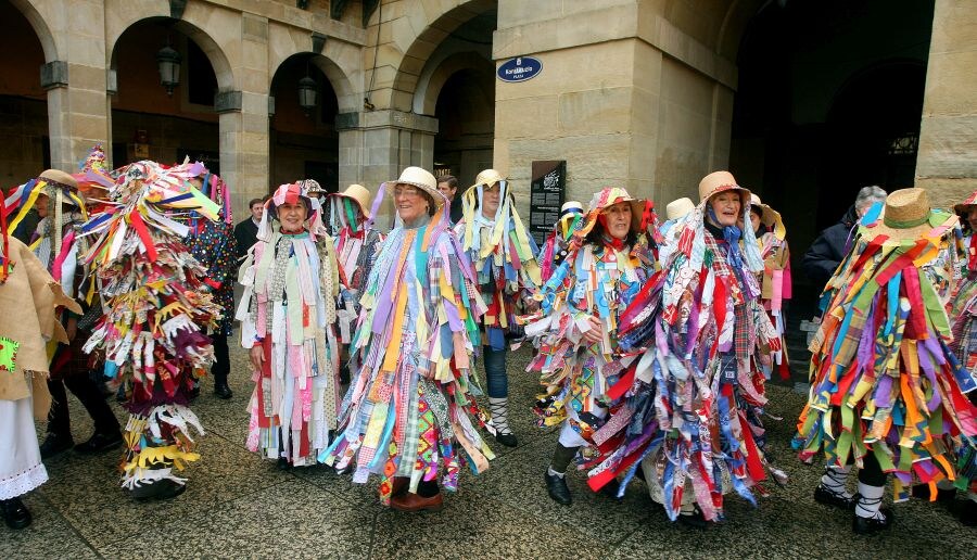 Con disfraces tradicionales o modernos, miles de personas animan las calles de San Sebastián.