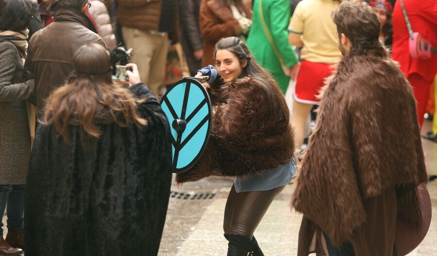 Con disfraces tradicionales o modernos, miles de personas animan las calles de San Sebastián.