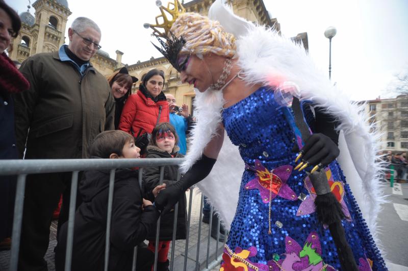 Juego de Tronos, Espartanos, Asia y mucha magia recorre el centro de Donostia gracias al desfile de Carnaval. 