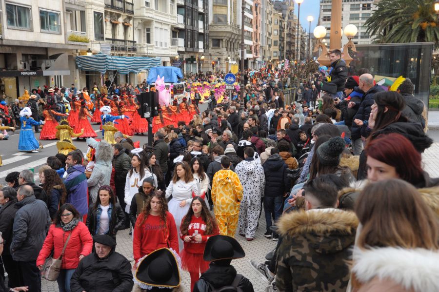 Juego de Tronos, Espartanos, Asia y mucha magia recorre el centro de Donostia gracias al desfile de Carnaval. 