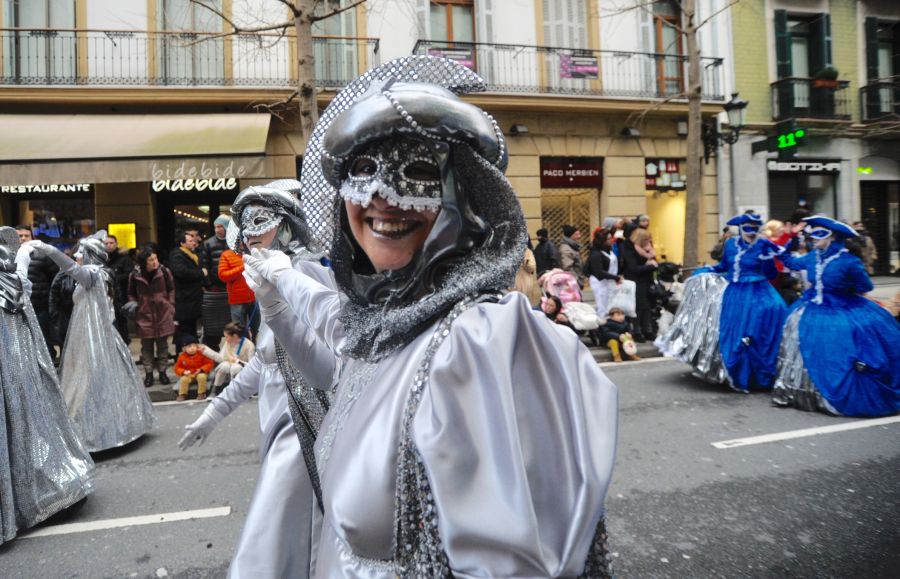 Juego de Tronos, Espartanos, Asia y mucha magia recorre el centro de Donostia gracias al desfile de Carnaval. 