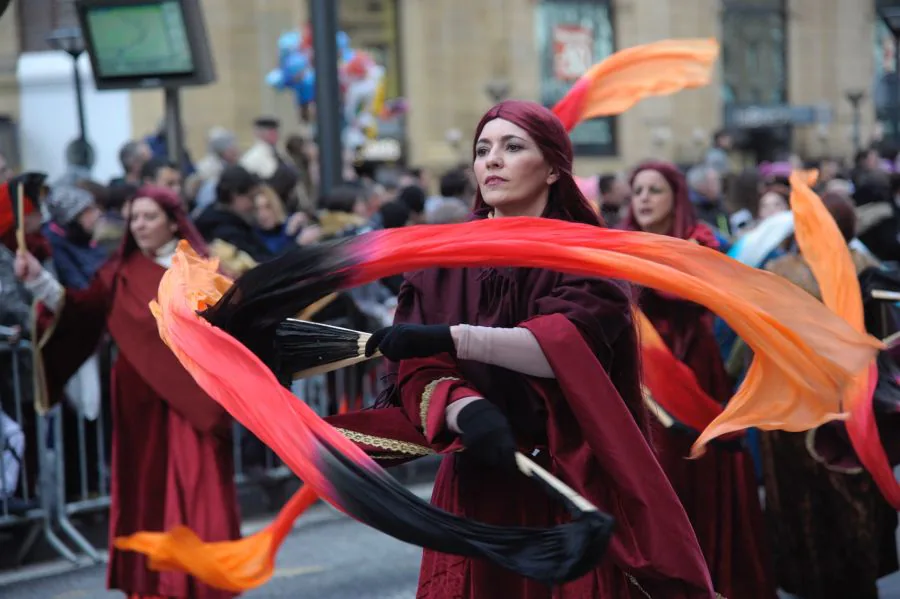 Juego de Tronos, Espartanos, Asia y mucha magia recorre el centro de Donostia gracias al desfile de Carnaval. 