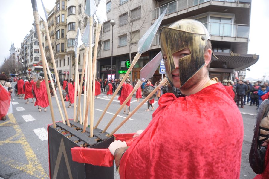 Juego de Tronos, Espartanos, Asia y mucha magia recorre el centro de Donostia gracias al desfile de Carnaval. 