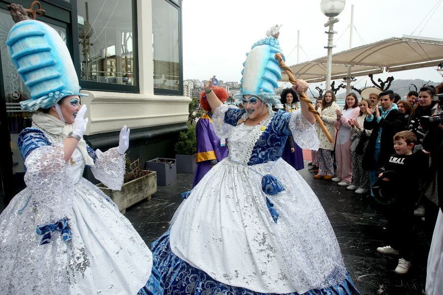 El alcalde de San Sebastián, Eneko Goia, ha cedido los poderes a la diosa Momo, quien dirigirá la ciudad durante los días de Carnaval. 