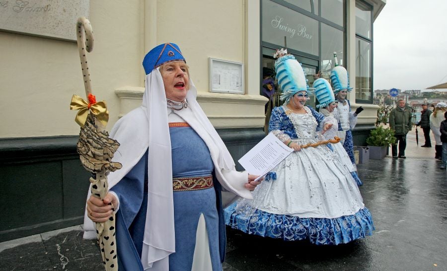 El alcalde de San Sebastián, Eneko Goia, ha cedido los poderes a la diosa Momo, quien dirigirá la ciudad durante los días de Carnaval. 