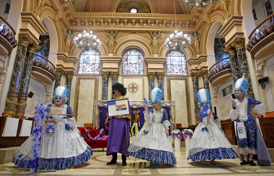 El alcalde de San Sebastián, Eneko Goia, ha cedido los poderes a la diosa Momo, quien dirigirá la ciudad durante los días de Carnaval. 