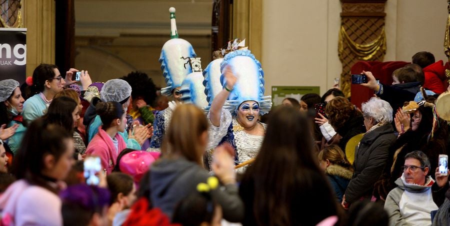 El alcalde de San Sebastián, Eneko Goia, ha cedido los poderes a la diosa Momo, quien dirigirá la ciudad durante los días de Carnaval. 