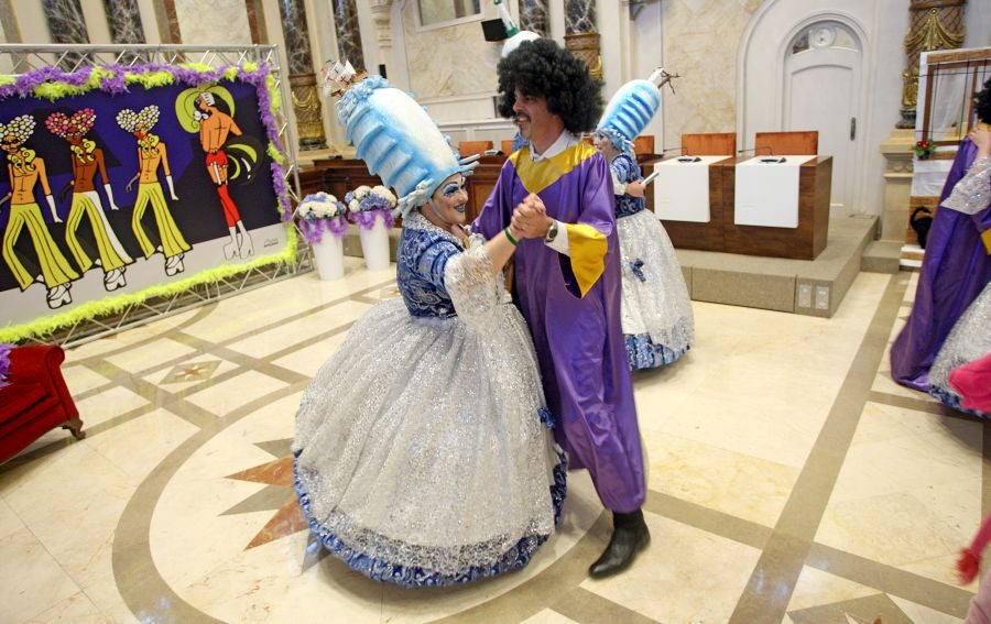 El alcalde de San Sebastián, Eneko Goia, ha cedido los poderes a la diosa Momo, quien dirigirá la ciudad durante los días de Carnaval. 