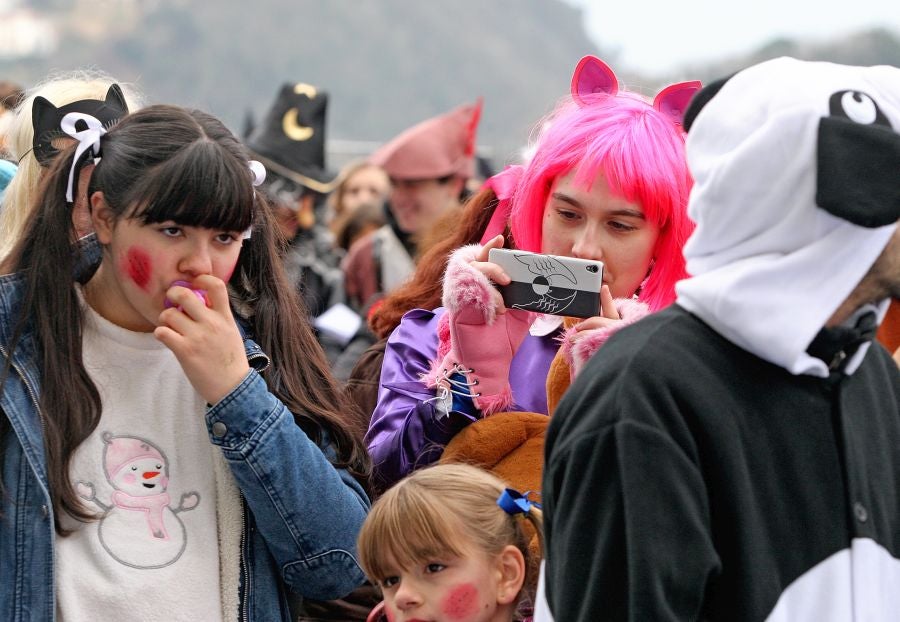 El alcalde de San Sebastián, Eneko Goia, ha cedido los poderes a la diosa Momo, quien dirigirá la ciudad durante los días de Carnaval. 