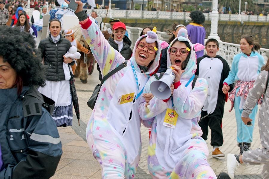 El alcalde de San Sebastián, Eneko Goia, ha cedido los poderes a la diosa Momo, quien dirigirá la ciudad durante los días de Carnaval. 