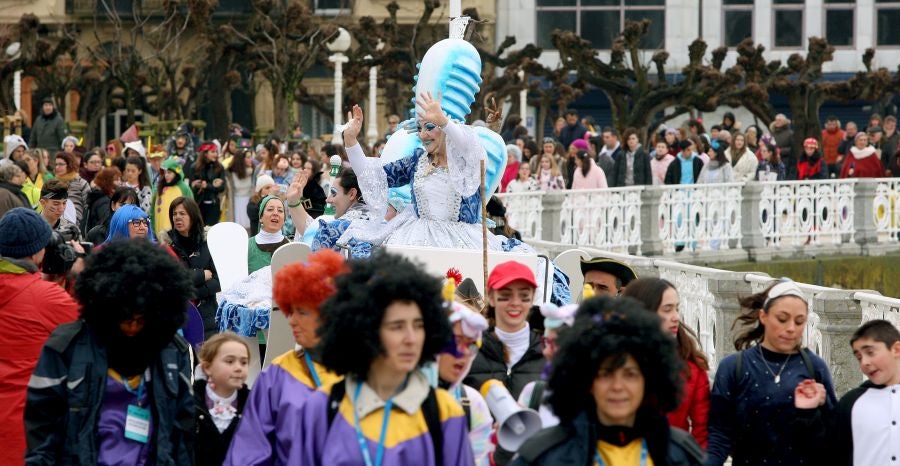 El alcalde de San Sebastián, Eneko Goia, ha cedido los poderes a la diosa Momo, quien dirigirá la ciudad durante los días de Carnaval. 