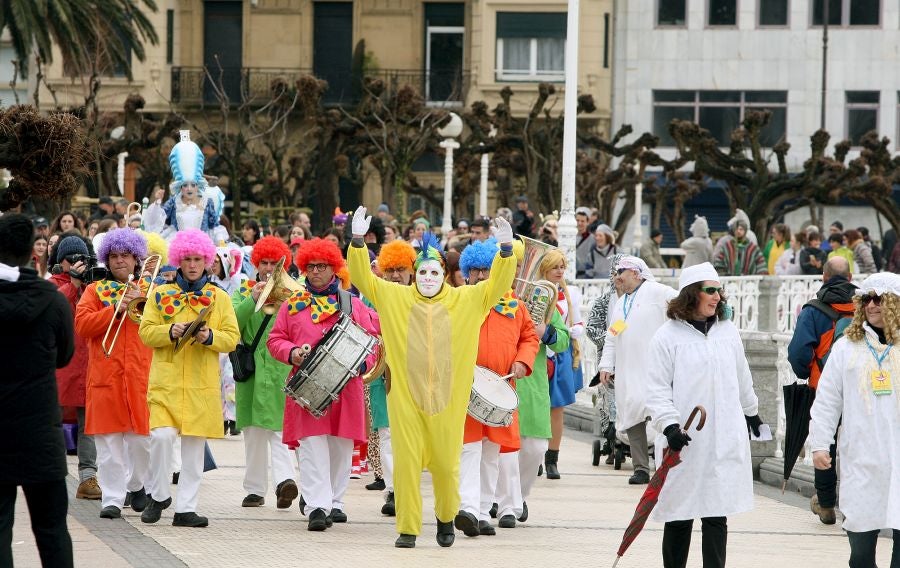 El alcalde de San Sebastián, Eneko Goia, ha cedido los poderes a la diosa Momo, quien dirigirá la ciudad durante los días de Carnaval. 