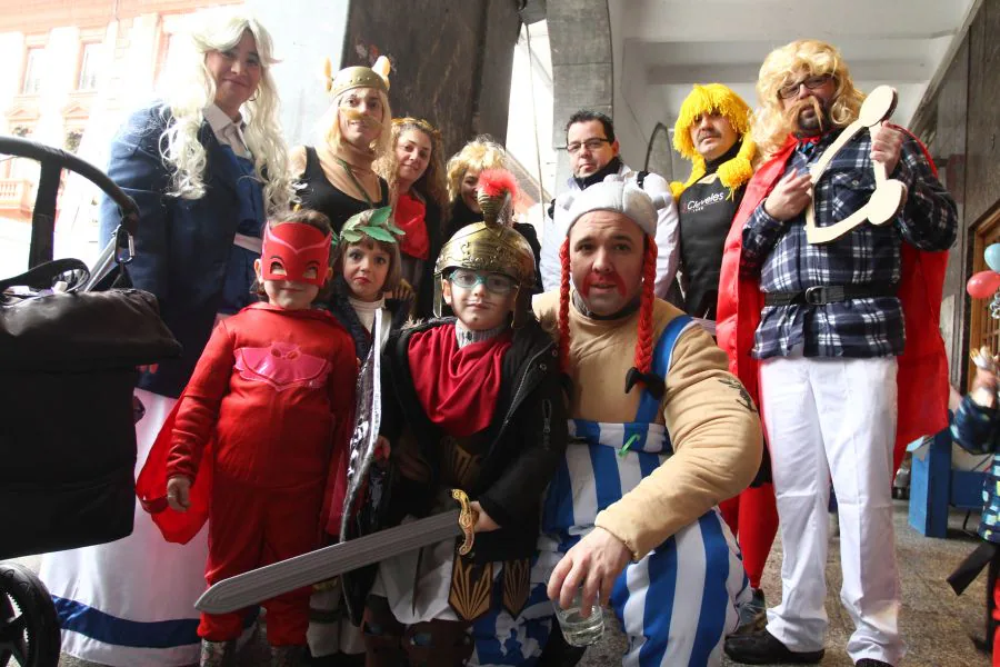 A las 12:00 horas, el desfile de cuadrillas han tomado el centro de Eibar, para más tarde dar pie al tradicional pasacalles, este año a cargo de la txaranga Ustekabe.