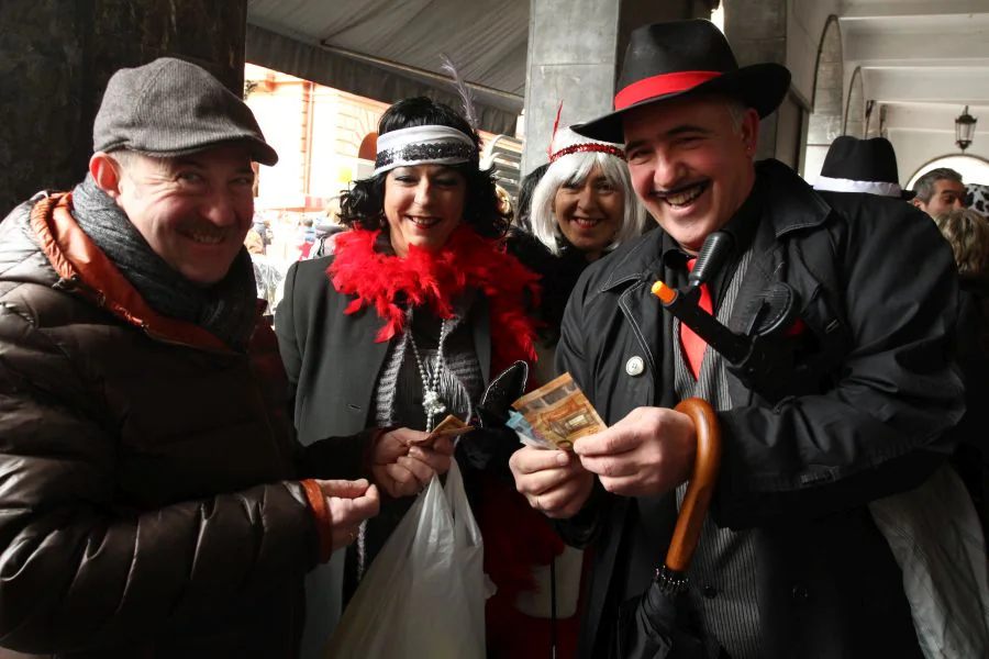 A las 12:00 horas, el desfile de cuadrillas han tomado el centro de Eibar, para más tarde dar pie al tradicional pasacalles, este año a cargo de la txaranga Ustekabe.