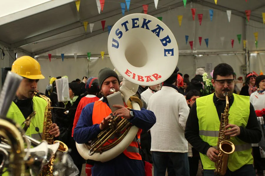 A las 12:00 horas, el desfile de cuadrillas han tomado el centro de Eibar, para más tarde dar pie al tradicional pasacalles, este año a cargo de la txaranga Ustekabe.