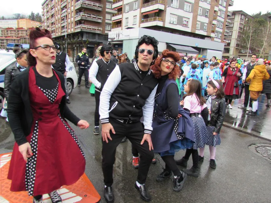 Los vecinos de Arrasate se han enfrentado al frío y a la lluvia para disfrutar de los carnavales.