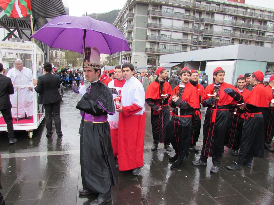 Los vecinos de Arrasate se han enfrentado al frío y a la lluvia para disfrutar de los carnavales.