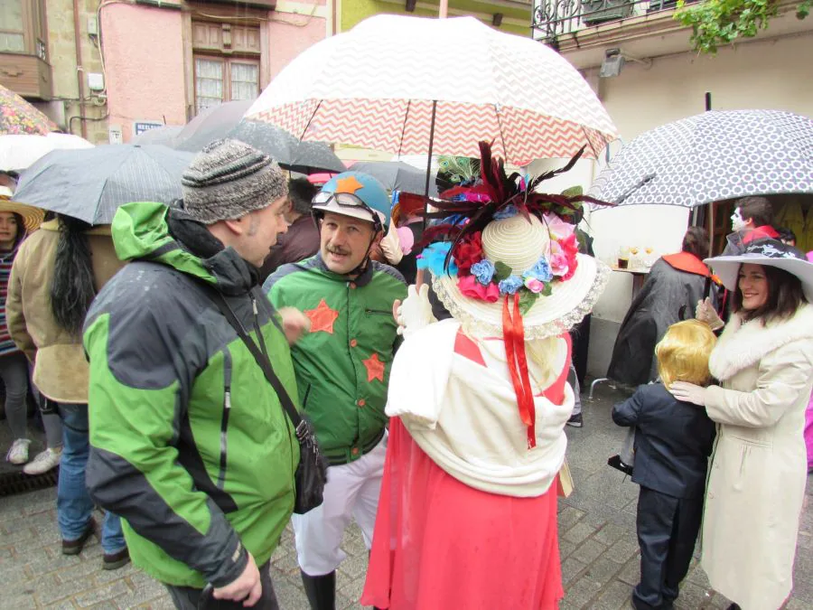 Los vecinos de Arrasate se han enfrentado al frío y a la lluvia para disfrutar de los carnavales.