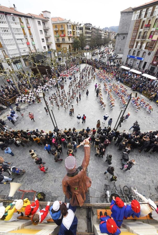 El grupo organizador de la tamborrada infantil, la sociedad Aiz Orratz-Veleta, celebró la semana pasada el 50 aniversario de su festival infantil y afronta este carnaval también con el 75 aniversario de su charanga.