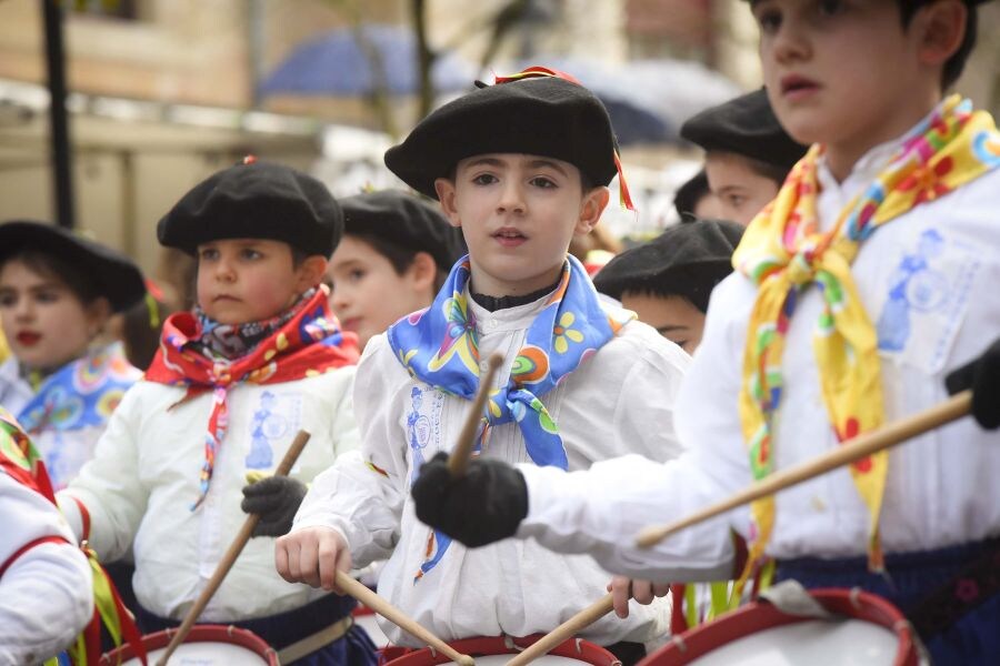 El grupo organizador de la tamborrada infantil, la sociedad Aiz Orratz-Veleta, celebró la semana pasada el 50 aniversario de su festival infantil y afronta este carnaval también con el 75 aniversario de su charanga.