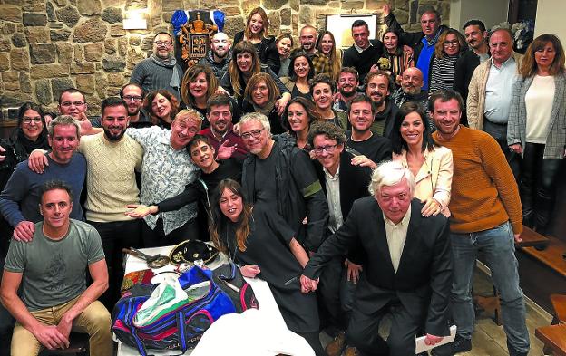 El grupo disfrutó en Gaztelubide de una excelente cena y de las canciones del coro de la sociedad 