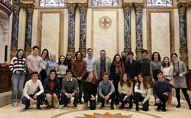 Donostiako Udaleko Gazteriako zinegotzi Martin Ibabek egin zien harrera Gazteen Europar Parlamentuko ordezkariei Udalbatza aretoan.