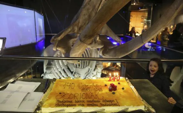 El Aquarium homenajea a su ballena en su 140 aniversario. 
