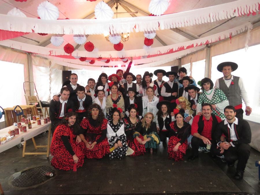 Los vecinos de Aretxabaleta no han temido a la lluvia y no han dudado en salor a las calles para celebrar los carnavales y para lucir los originales disfraces. 