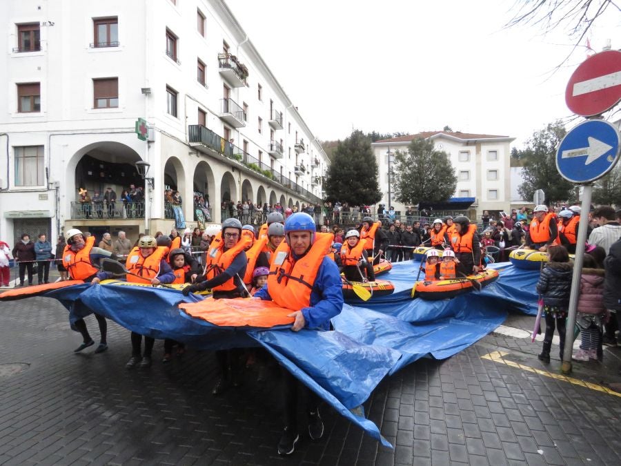 Los vecinos de Aretxabaleta no han temido a la lluvia y no han dudado en salor a las calles para celebrar los carnavales y para lucir los originales disfraces. 
