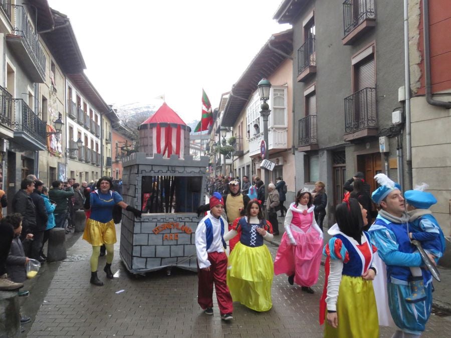 Los vecinos de Aretxabaleta no han temido a la lluvia y no han dudado en salor a las calles para celebrar los carnavales y para lucir los originales disfraces. 