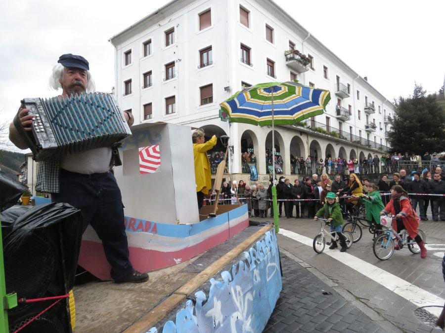 Los vecinos de Aretxabaleta no han temido a la lluvia y no han dudado en salor a las calles para celebrar los carnavales y para lucir los originales disfraces.