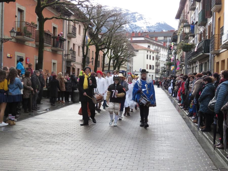 Los vecinos de Aretxabaleta no han temido a la lluvia y no han dudado en salor a las calles para celebrar los carnavales y para lucir los originales disfraces.