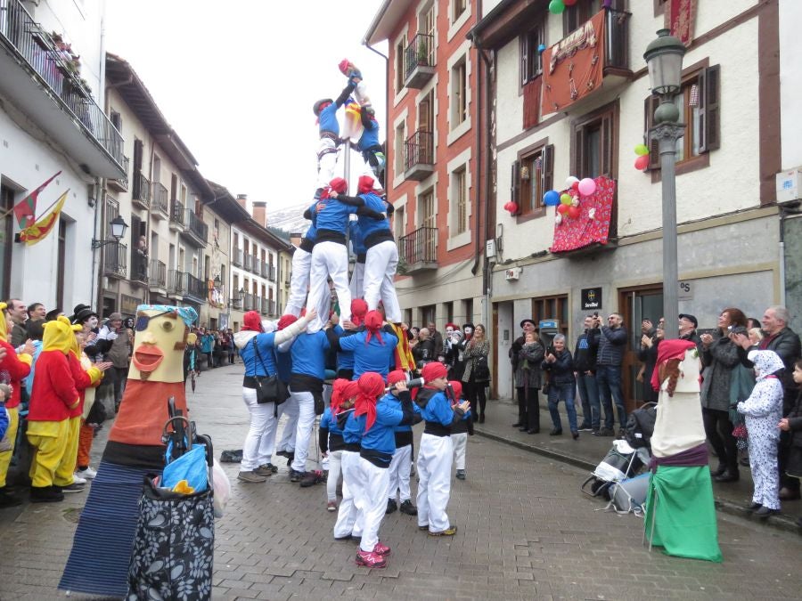Los vecinos de Aretxabaleta no han temido a la lluvia y no han dudado en salor a las calles para celebrar los carnavales y para lucir los originales disfraces. 