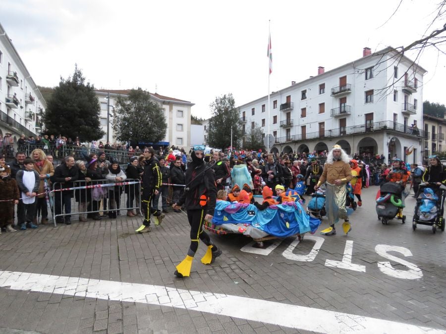 Los vecinos de Aretxabaleta no han temido a la lluvia y no han dudado en salor a las calles para celebrar los carnavales y para lucir los originales disfraces.