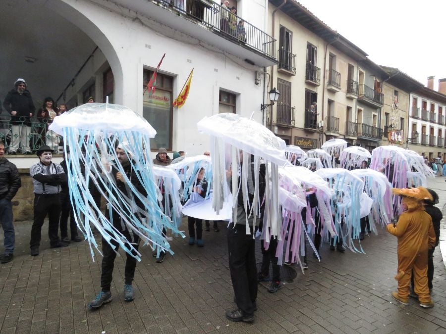 Los vecinos de Aretxabaleta no han temido a la lluvia y no han dudado en salor a las calles para celebrar los carnavales y para lucir los originales disfraces.