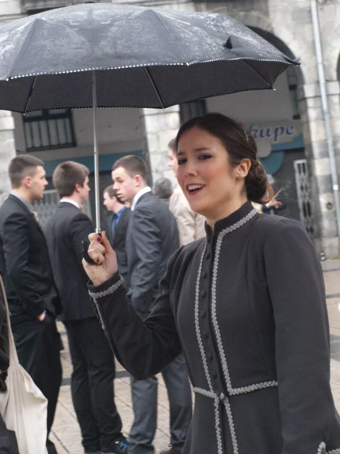 Los azpeitiarras han celebrado uno de sus días más queridos: el del txikiteo elegante. Decenas de vecinos han salido a la calle con sus trajes de época.